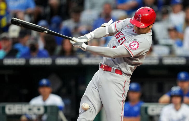 &copy; Reuters. 　米大リーグ（ＭＬＢ）は２５日、各地で試合を行い、エンゼルスの大谷翔平投手は敵地でのロイヤルズ戦に「１番・指名打者」で出場。４打数１安打、１三振だった。写真は自打球を当て