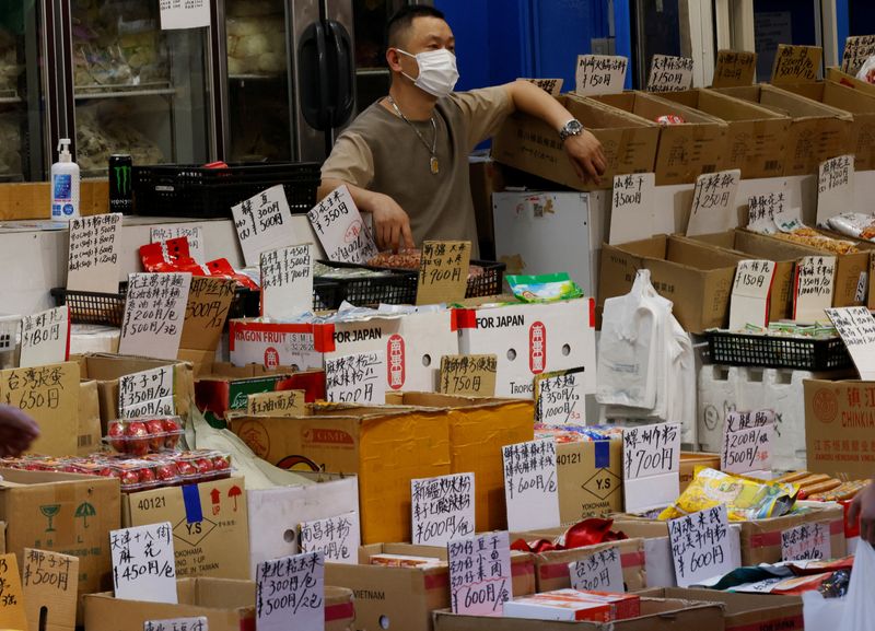 &copy; Reuters. FILE PHOTO: A vendor selling food wait for customers at the Ameyoko shopping district in Tokyo, Japan, June 27, 2022. Picture taken on June 27, 2022. REUTERS/Kim Kyung-Hoon