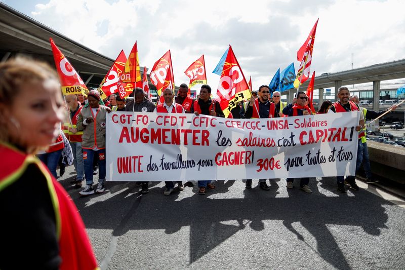 © Reuters. FILE PHOTO: Paris-Charles de Gaulle airport employees gather outside terminal 2E as they take part in a protest against low wages at the Paris-Charles de Gaulle airport in Roissy, near Paris, France, June 9, 2022. REUTERS/Benoit Tessier/File Photo