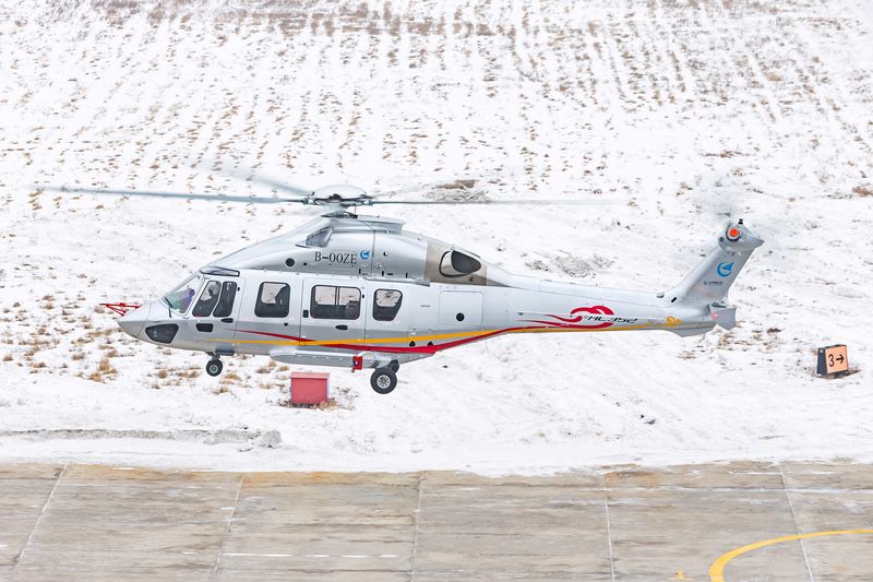 © Reuters. FILE PHOTO: The Chinese AC352 helicopter makes its maiden flight in Harbin, Heilongjiang province, China December 20, 2016. China Daily/via REUTERS/