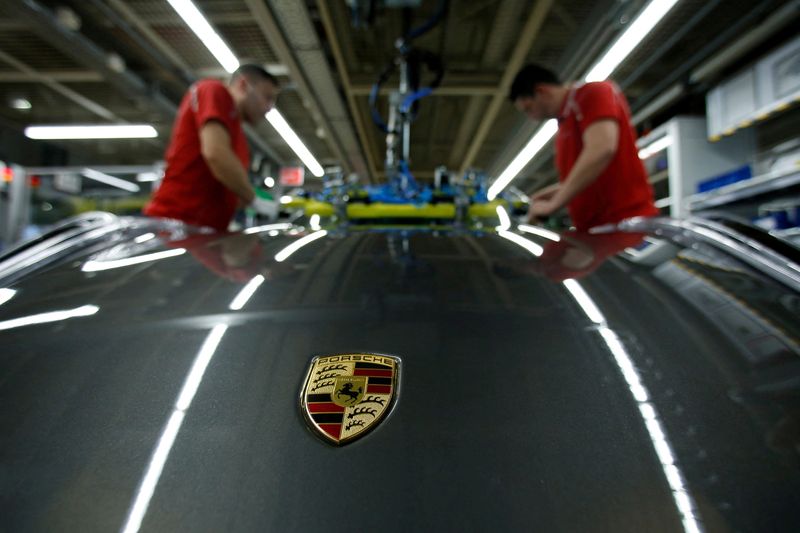 &copy; Reuters. FILE PHOTO: Employees of German car manufacturer Porsche install the windshield of a Porsche 911 at the Porsche factory in Stuttgart-Zuffenhausen, Germany, February 19, 2019. Picture taken February 19, 2019.  REUTERS/Ralph Orlowski/