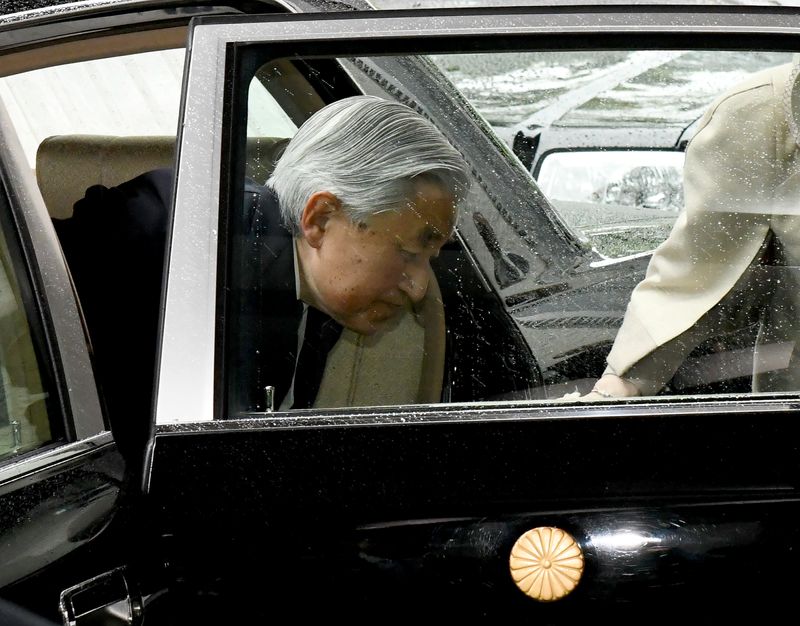 &copy; Reuters. إمبراطور اليابان المتقاعد أكيهيتو يف صورة من أرشيف رويترز