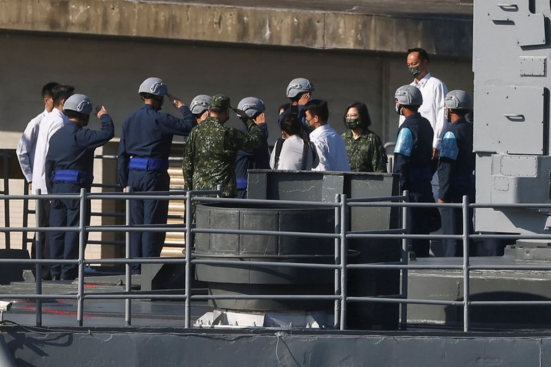 &copy; Reuters. La presidenta de Taiwán, Tsai Ing-wen, camina a bordo de un DDG-1801 como parte de los principales ejercicios anuales "Han Kuang" de Taiwán, mientras 20 buques navales, incluyendo fragatas y destructores, disparan proyectiles para simular la intercepci