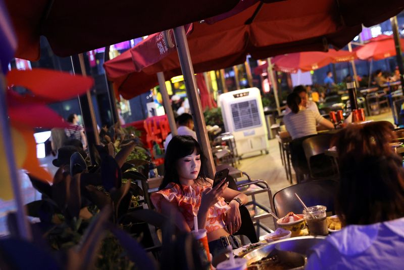 &copy; Reuters. Customers dine at a restaurant at a shopping area in Beijing, China July 25, 2022. REUTERS/Tingshu Wang