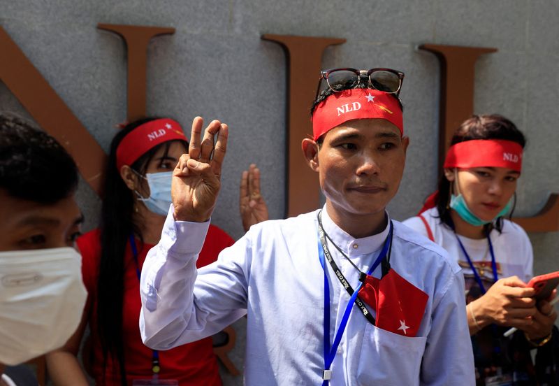 &copy; Reuters. مواطنون من ميانمار يقيمون في تايلاند أثناء احتجاج أمام سفارة بلدهم على عمليات إعدام لنشطاء يوم 26 يوليو تموز 2022. رويترز