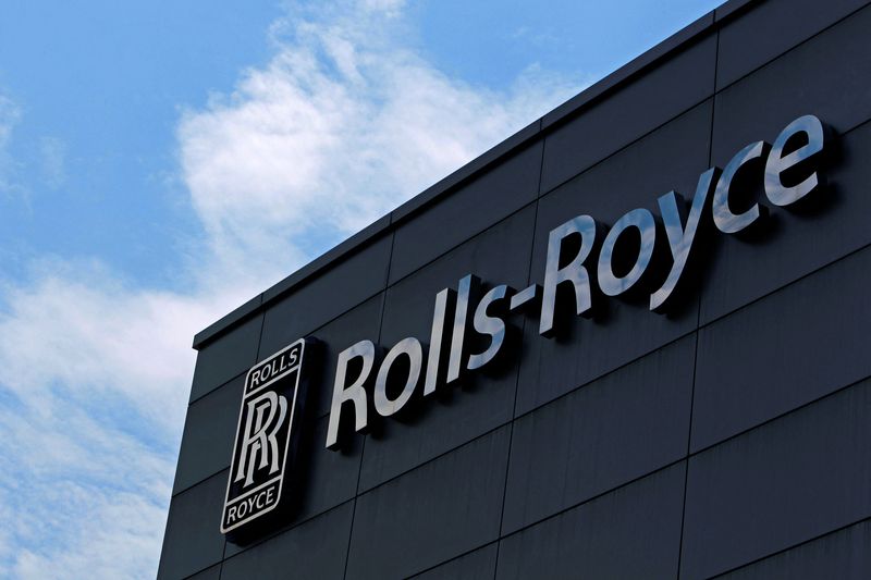 © Reuters. FILE PHOTO: The logo and sign of Rolls-Royce is seen at its Seletar campus in Singapore September 12, 2012.   REUTERS/Tim Chong