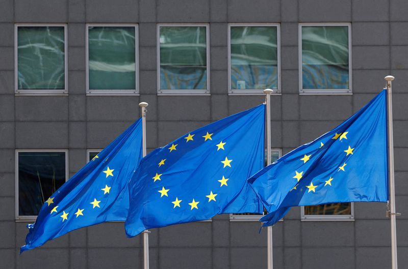 &copy; Reuters. أعلام الاتحاد الأوروبي أمام مقر المفوضية الأوروبية في بروكسل يوم 17 يونيو حزيران 2022. تصوير : إيف هيرمان- رويترز .
