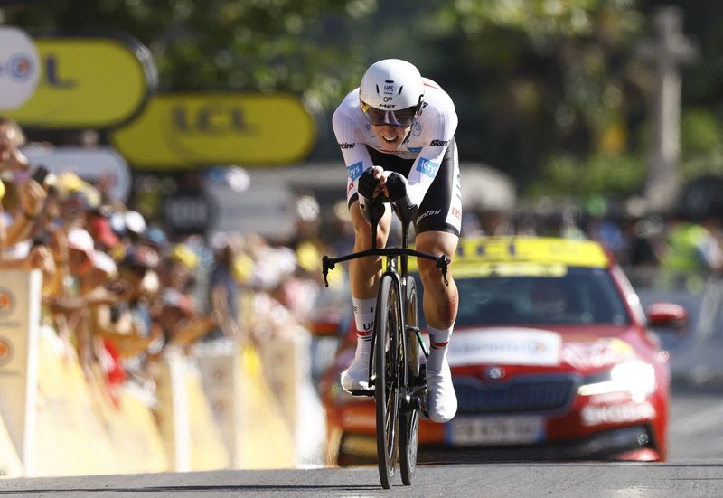 &copy; Reuters. FOTO DE ARCHIVO: El ciclista esloveno Tedej Pogacar cruza la línea de meta en la vigésima etapa del Tour de Francia 2022 entre Lacapelle-Marival y Rocamadour, Francia, el 23 de julio de 2022. REUTERS/Gonzalo Fuentes
