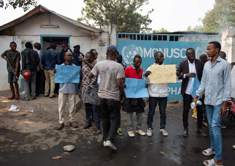&copy; Reuters. FOTO DE ARCHIVO: Varias personas protestan frente a un almacén de las fuerzas de paz de las Naciones Unidas en Goma, provincia de Kivu del Norte, República Democrática del Congo, el 25 de julio de 2022. REUTERS/Arlette Bashizi