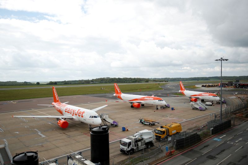 &copy; Reuters. FOTO DE ARCHIVO: Aviones de easyJet en el aeropuerto de Luton