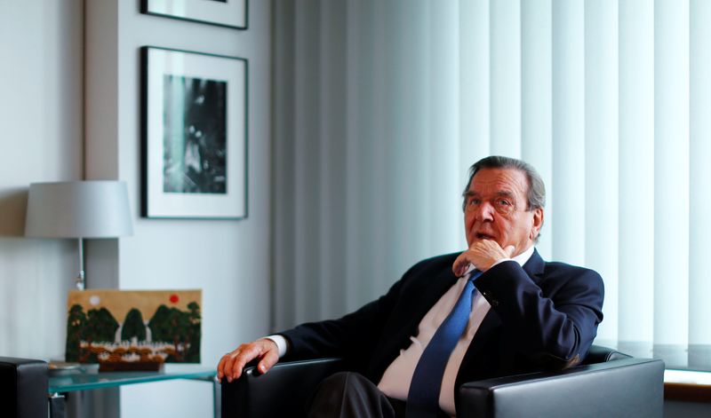 &copy; Reuters. FOTO DE ARCHIVO: El excanciller alemán Gerhard Schröder durante una entrevista con Reuters en su oficina en Berlín, Alemania, el 15 de noviembre de 2018. REUTERS/Fabrizio Bensch