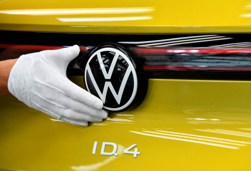 &copy; Reuters. FILE PHOTO: A technical employee cleans the paint in the final inspection at the production line for the electric Volkswagen model ID.4, in Zwickau, Germany, September 18, 2020. REUTERS/Matthias Rietschel/File Photo