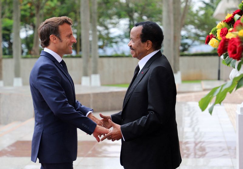 &copy; Reuters. Le président camerounais Paul Biya accueille son homologue français Emmanuel Macron au palais présidentiel de Yaoundé, au Cameroun. Emmanuel Macron a de nouveau appelé mardi à Yaoundé à aider l'Afrique à répondre à "l'urgence alimentaire" face 