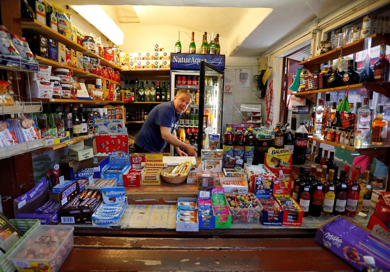 &copy; Reuters. FILE PHOTO: Vendor selling his products in a food market in Budapest, Hungary, May 18, 2017. REUTERS/Laszlo Balogh