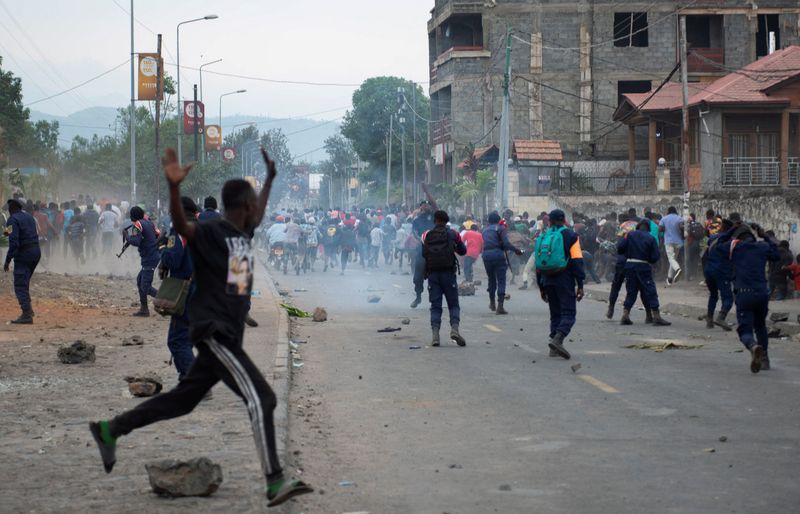 &copy; Reuters. Congolese policemen disperse protesters along the road near the compound of a United Nations peacekeeping force's warehouse in Goma in the North Kivu province of the Democratic Republic of Congo July 26, 2022. REUTERS/Arlette Bashizi