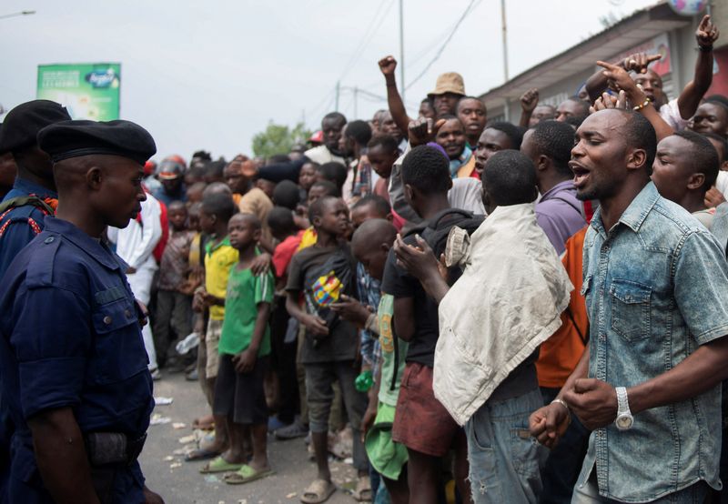 © Reuters. Policías congoleños montan guardia frente a manifestantes cerca de un almacén de la misión de paz de las Naciones Unidas en Goma, provincia de Kivu del Norte, República Democrática del Congo, el 26 de julio de 2022. REUTERS/Arlette Bashizi