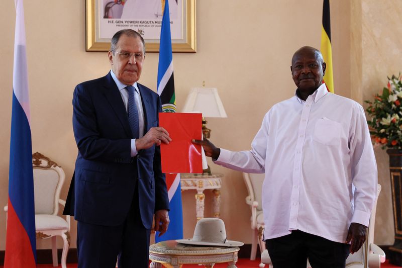 &copy; Reuters. El ministro de Asuntos Exteriores de Rusia, Serguéi Lavrov (izquierda), y el presidente de Uganda, Yoweri Museveni, en Entebbe, Uganda, el 26 de julio de 2022. Ministerio de Asuntos Exteriores de Rusia/Cedida a través de REUTERS