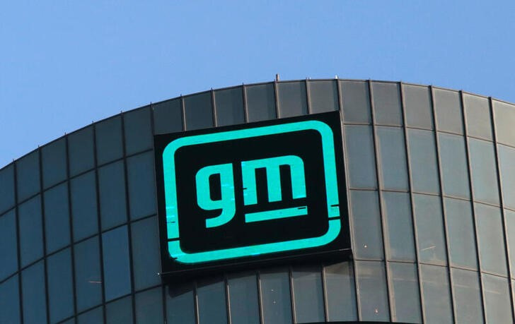 &copy; Reuters. Foto de archivo del logo de GM en el edificio corporativo de la compañía en Detroit, Michigan
Mar 16, 2021.  REUTERS/Rebecca Cook