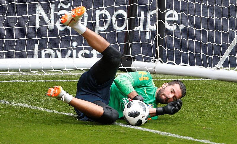 &copy; Reuters. Alisson durante treinamento com a seleção brasileira em Liverpool
02/06/2018 Action Images via Reuters/Craig Brough