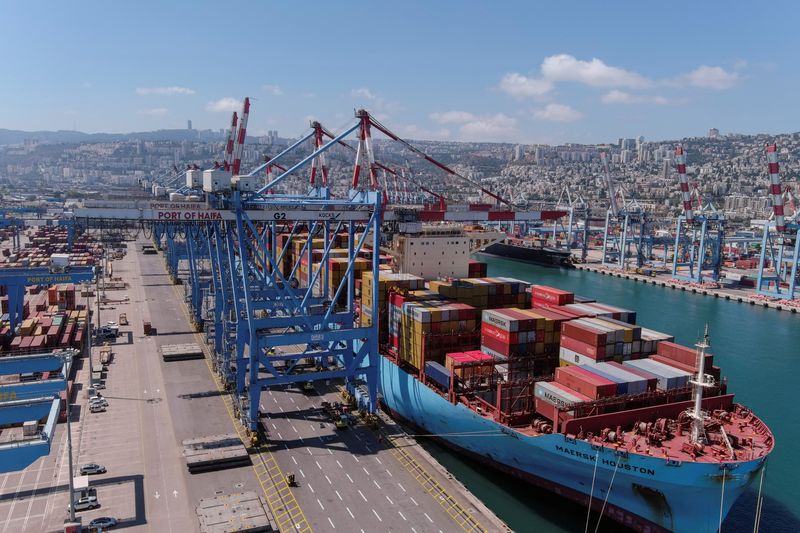 © Reuters. A general view shows Haifa Port, which is to be sold to India's Adani Ports and local partner Gadot in Haifa, Israel July 24, 2022. REUTERS/Ilan Rosenberg