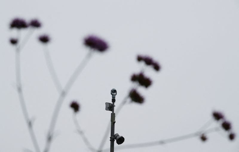 &copy; Reuters. FOTO DE ARCHIVO. Una cámara de vigilancia en el área de Kings Cross en Londres, Gran Bretaña, 14 de agosto del 2019. REUTERS/Hannah McKay