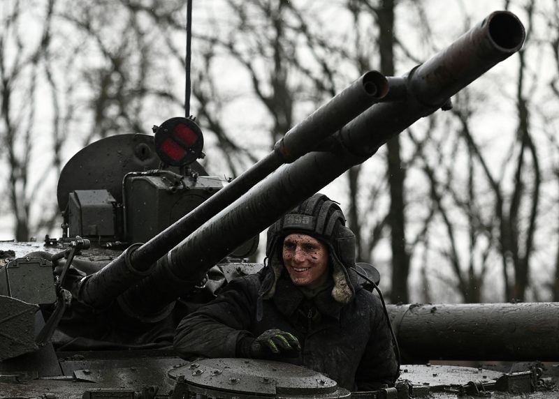 &copy; Reuters. Foto de archivo de un soldado ruso en un tanque ruso durante un ejercicio militar en la regipon rusa de Rostov. 
Feb 3, 2022. REUTERS/Sergey Pivovarov