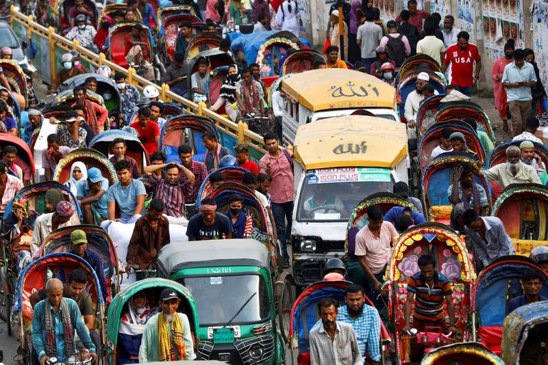 &copy; Reuters. FILE PHOTO: Vehicles are stuck in traffic in the afternoon in Dhaka, Bangladesh, June 8, 2022. REUTERS/Mohammad Ponir Hossain