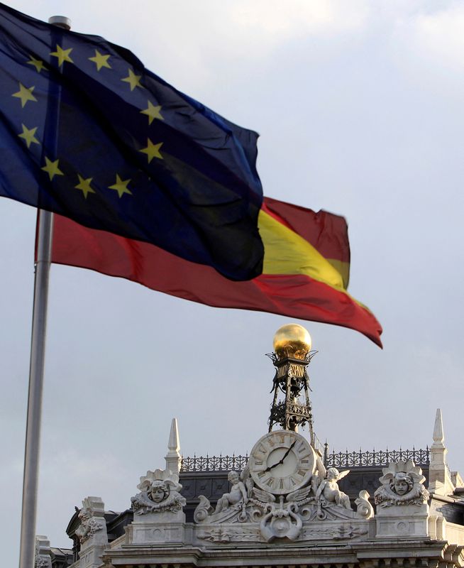 © Reuters. A European Union and a Spanish flag are seen beside the Bank of Spain building in central Madrid May 28, 2010. FREUTERS/Andrea Comas