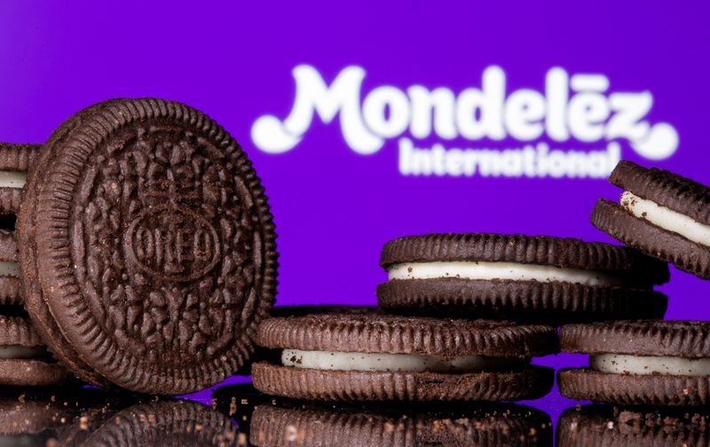 &copy; Reuters. FILE PHOTO: Oreo biscuits are seen displayed in front of the Mondelez International logo in this illustration picture taken July 26, 2021. REUTERS/Dado Ruvic/Illustration GLOBAL BUSINESS WEEK AHEAD