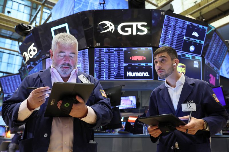 &copy; Reuters. متعاملان خلال التداول في بورصة وول ستريت في نيويورك يوم الثلاثاء. تصوير: بريندان ماكدرميد - رويترز. 