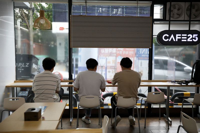 &copy; Reuters. FILE PHOTO: Office workers eat their lunch at a convenience store in Seoul, South Korea, June 24, 2022. REUTERS/ Heo Ran