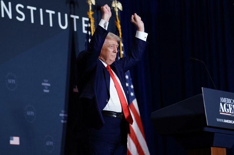 © Reuters. Former U.S. President Donald Trump mocks transgender athletes during remarks at the America First Policy Institute America First Agenda Summit in Washington, U.S., July 26, 2022. REUTERS/Sarah Silbiger