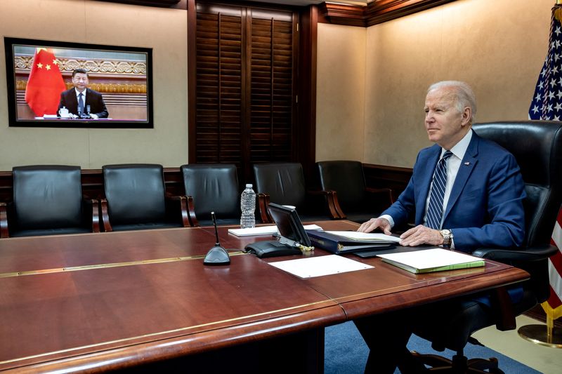 &copy; Reuters. Presidente dos EUA, Joe Biden, durante videochamada com presidente chinês, Xi Jinping, na Casa Branca
Casa Branca/Divulgação via REUTERS