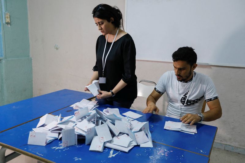 &copy; Reuters. أعضاء في اللجنة الانتخابية يجمعون الأصوات في أحد مراكز الاقتراع خلال استفتاء على دستور جديد في تونس يوم الاثنين. تصوير: زبير سويسي - رويترز 