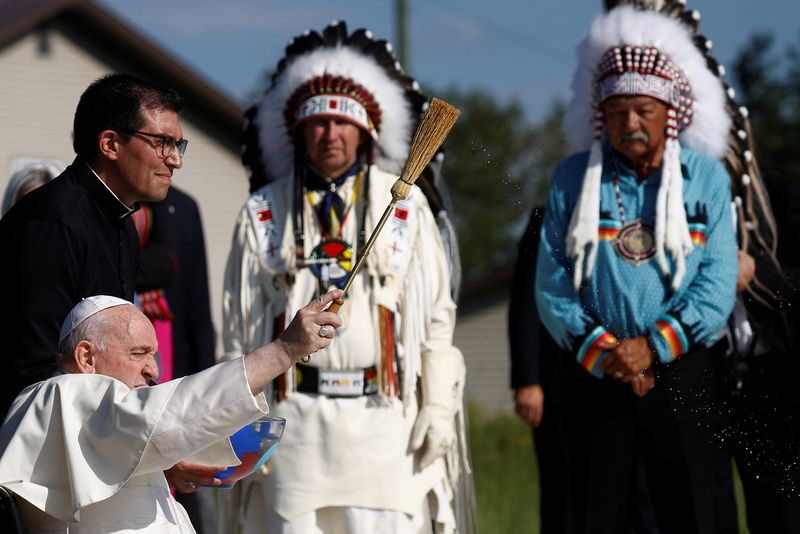 © Reuters. Pope Francis blesses the people as he attends the Lac Ste. Anne Pilgrimage, an annual pilgrimage that welcomes tens of thousands of Indigenous participants from throughout Canada and the United States each year, at Lac Ste. Anne, Alberta, Canada July 26, 2022. REUTERS/Guglielmo Mangiapane