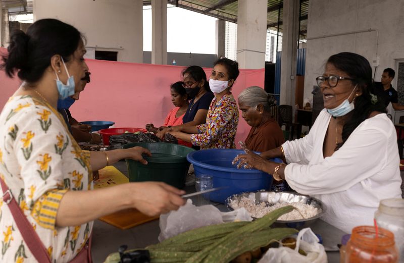 &copy; Reuters. Volunteers cut vegetables to prepare food inside a community kitchen at a church, amid the country's economic crisis, in Colombo, Sri Lanka, July 25, 2022. REUTERS/Adnan Abidi