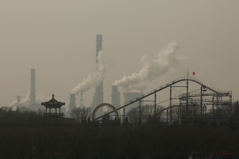 © Reuters. Cooling towers emit steam and chimneys billow in an industrial zone in Wu'an, Hebei province, China, February 23, 2017. Picture taken February 23, 2017. REUTERS/Thomas Peter