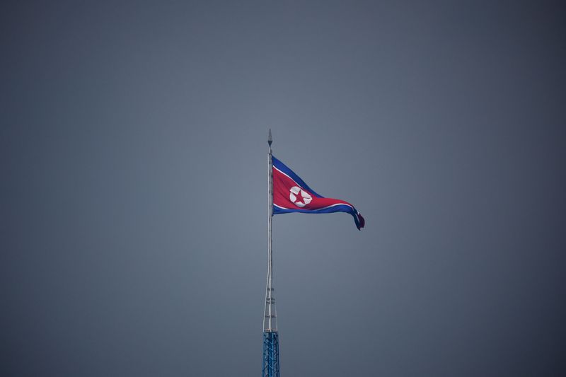 &copy; Reuters. 　韓国中央銀行の発表によると、２０２１年の北朝鮮の実質国内総生産（ＧＤＰ）は０．１％減と、２年連続でマイナス成長となった。写真は北朝鮮の旗。南北軍事境界線がある板門店に近