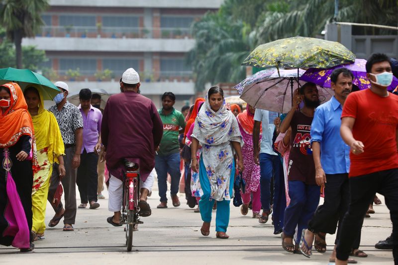 &copy; Reuters. Garment workers come out of a factory during the lunch break as factories remain open despite a countrywide lockdown, in Dhaka, Bangladesh, July 6, 2021. REUTERS/Mohammad Ponir Hossain