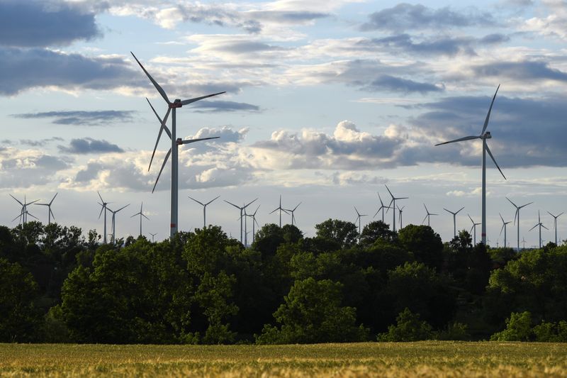 &copy; Reuters. 欧州連合（ＥＵ）の風力・太陽光エネルギー導入が世界的な気候変動目標を達成するのに十分なペースで進んでいないことが独立系気候シンクタンク、エンバーの報告書で分かった。写真は