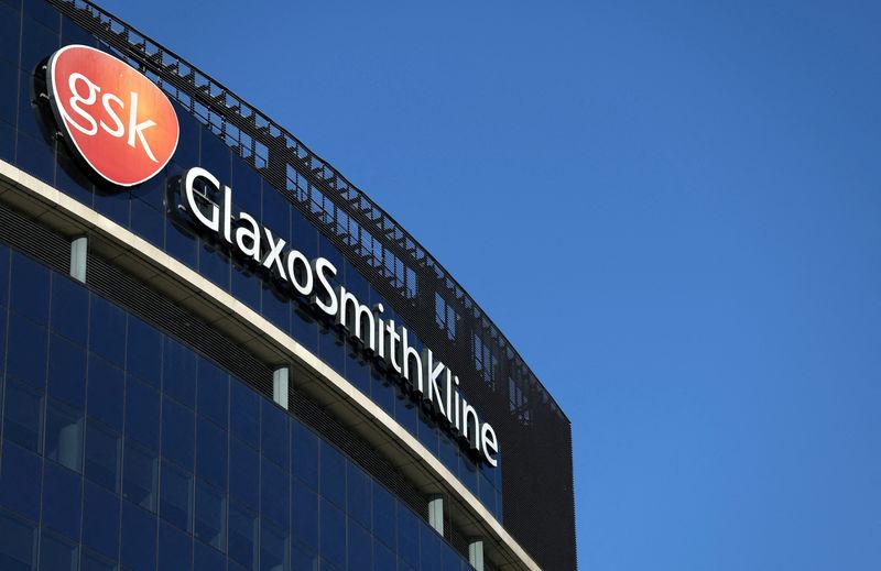 © Reuters. FILE PHOTO: A view shows GlaxoSmithKline headquarters in London, Britain, January 17, 2022.REUTERS/Hannah McKay/