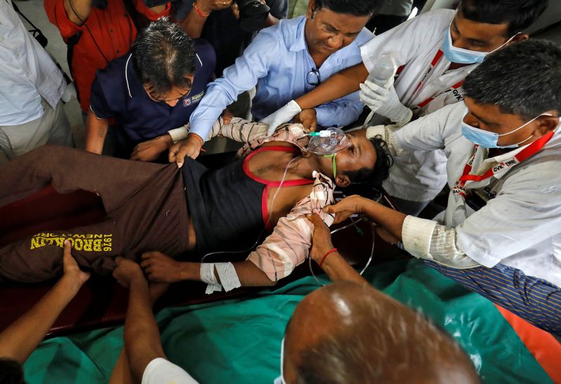 &copy; Reuters. أحد الأشخاص، الذين تناولو خمورا مغشوشة طبقا لأحد الأطباء، لدى نقله إلى المستشفى في أحمد أباد يوم الثلاثاء. تصوير: أميت ديف - رويترز
