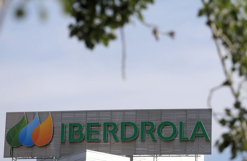 &copy; Reuters. The logo of Spanish utility company Iberdrola is seen outside its headquarters in Madrid, Spain, May 23, 2018. REUTERS/Sergio Perez
