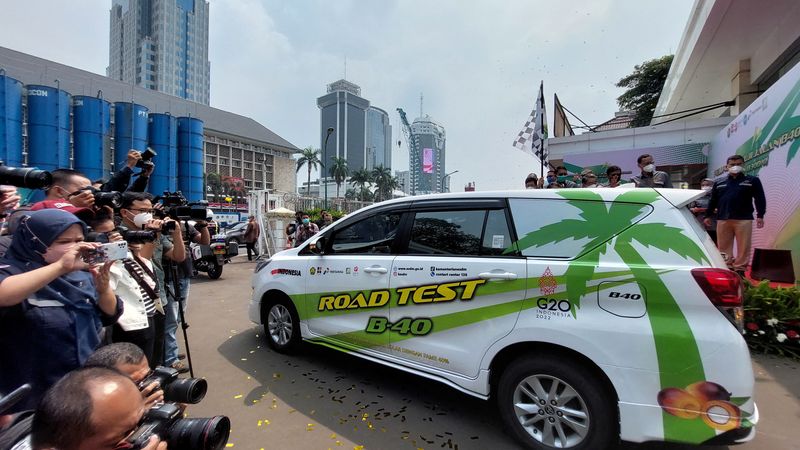 &copy; Reuters. People take pictures of a car road test for fuel with 40% palm based biodiesel blending at a Ministry of Energy and Mineral Resources area in Jakarta, Indonesia, July 27, 2022. REUTERS/Bernadette Christina Munthe