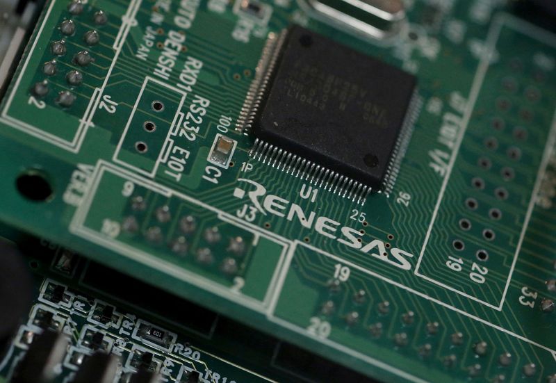 &copy; Reuters. FILE PHOTO: A Renesas Electronics Corp's chip is pictured at the company's office in Tokyo, March 21, 2013. REUTERS/Yuya Shino/File Photo