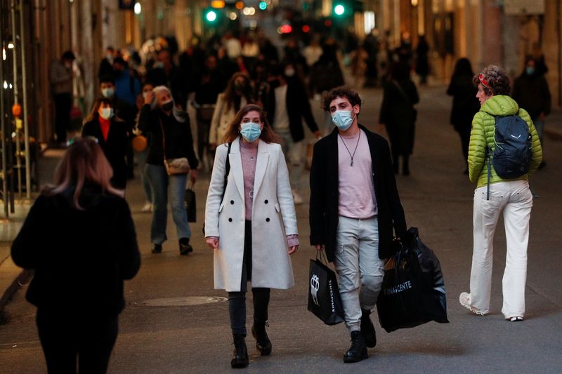 &copy; Reuters. Shoppers walk along a shopping street ahead of Christmas amid the spread of the coronavirus disease (COVID-19) in Rome, Italy, November 30, 2020. REUTERS/Guglielmo Mangiapane