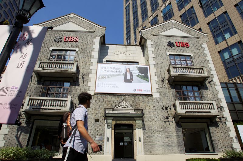 &copy; Reuters. FILE PHOTO: A man walks past a building of Swiss bank UBS in Shanghai, China May 22, 2019. Picture taken May 22, 2019. REUTERS/Stringer  
