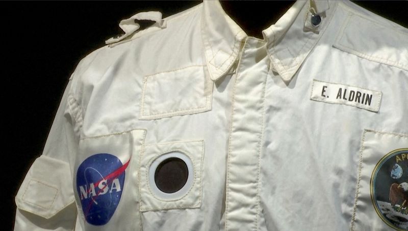 &copy; Reuters. سترة رائد الفضاء باز ألدرين التي ارتداها في مهمة أبولو 11 التاريخية إلى القمر في عام 1969 في دار سوذبيز للمزادات في نيويورك يوم 21 يوليو تموز 2022 