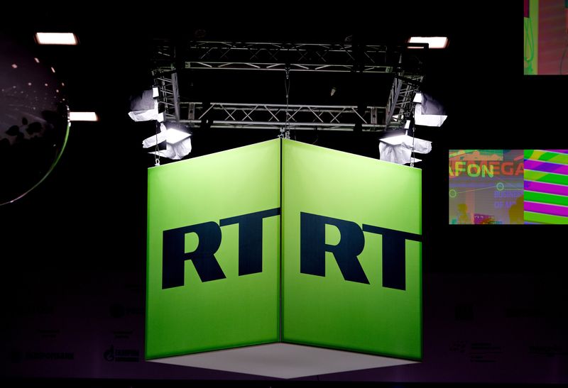 &copy; Reuters. FOTO DE ARCHIVO: El logotipo de la cadena de televisión rusa Russia Today (RT) en el Foro Económico Internacional de San Petersburgo (SPIEF) en San Petersburgo, Rusia, 15 de junio de 2022. REUTERS/Maxim Shemetov