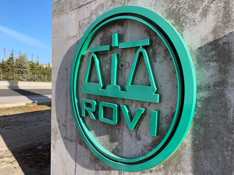 &copy; Reuters. FOTO DE ARCHIVO: El logotipo de la empresa farmacéutica española Rovi, encargada de la etapa final de fabricación de la vacuna COVID-19 de Moderna, fuera de su laboratorio en San Sebastián de los Reyes, España, 17 de noviembre de 2020. REUTERS/Marco 
